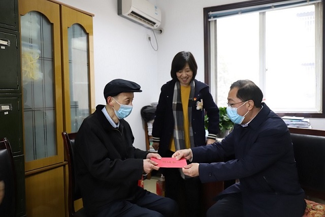 集團(tuán)黨委委員、職工董事、工會(huì)主席武勇 一行到華西安裝公司走訪慰問